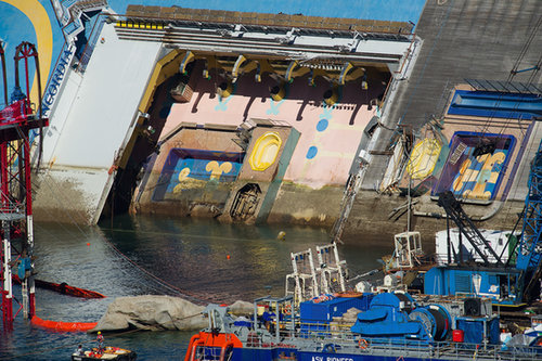 A close-up showed the damage of the Costa Concordia.
A close-up showed the damage of the Costa Concordia.