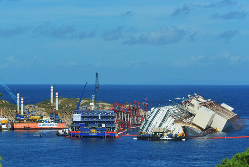 Barges surrounded the wreckage of the ship, which crashed into the rocks more than a year and a half ago.
Barges surrounded the wreckage of the ship, which crashed into the rocks more than a year and a half ago.