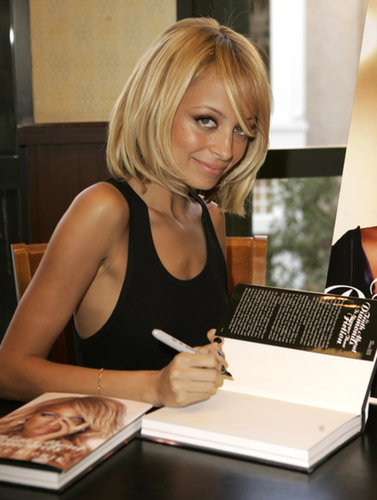 Nicole Richie — with a cute new blond bob — signed autographs of her first book, The Truth About Diamonds, at an LA Barnes and Noble store in November 2005.
Nicole Richie — with a cute new blond bob — signed autographs of her first book, The Truth About Diamonds, at an LA Barnes and Noble store in November 2005.
