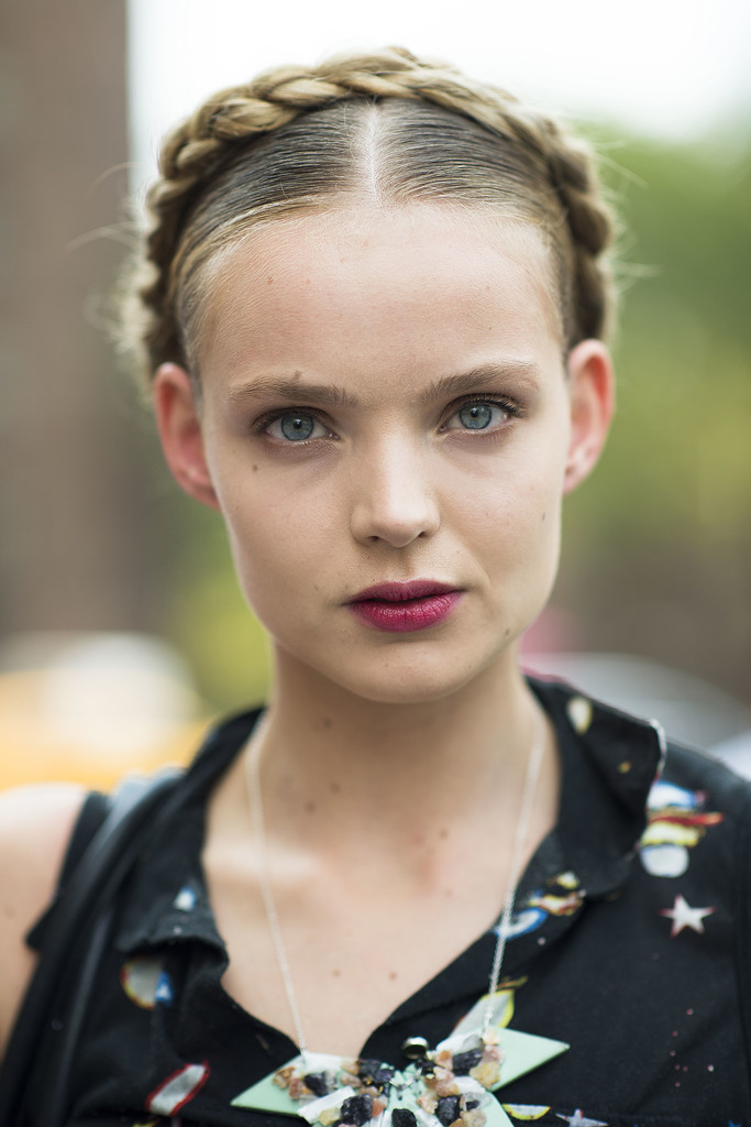 We love a good crown braid, but a bold lip is the cherry on top.
Source: Le 21ème | Adam Katz Sinding
We love a good crown braid, but a bold lip is the cherry on top.
Source: Le 21ème | Adam Katz Sinding