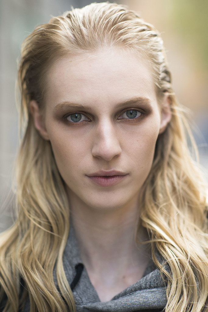 Gilded eye shadow . . . need we say more?
Source: Le 21ème | Adam Katz Sinding
Gilded eye shadow . . . need we say more?
Source: Le 21ème | Adam Katz Sinding