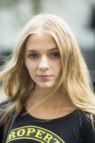 Natural makeup and loose waves are the perfect end-of-Summer look.
Source: Le 21ème | Adam Katz Sinding
Natural makeup and loose waves are the perfect end-of-Summer look.
Source: Le 21ème | Adam Katz Sinding