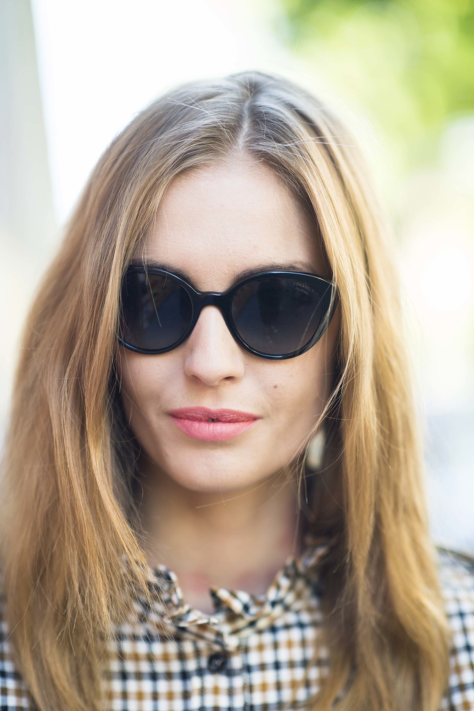This woman's peachy pink lipstick is keeping things casual.
Source: Le 21ème | Adam Katz Sinding
This woman's peachy pink lipstick is keeping things casual.
Source: Le 21ème | Adam Katz Sinding