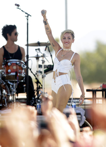 Miley Cyrus Cries on Stage During Her First Post-Breakup Appearance Miley Cyrus Cries on Stage During Her First Post-Breakup Appearance
