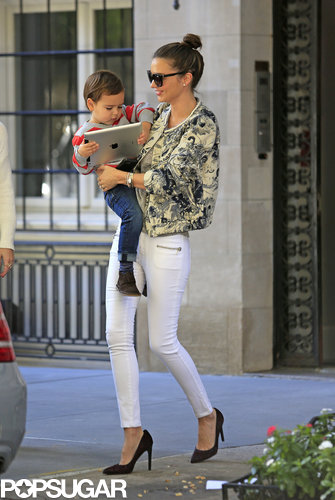 Miranda Kerr carried her son, Flynn Bloom, as they left their apartment in NYC.
Miranda Kerr carried her son, Flynn Bloom, as they left their apartment in NYC.