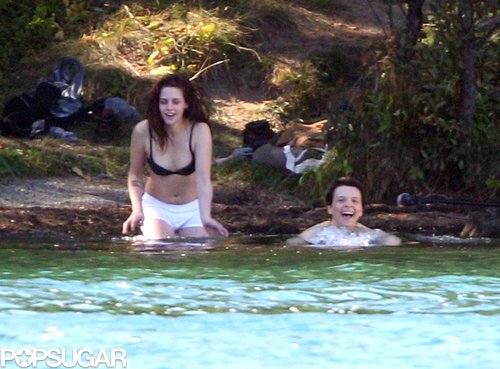 Kristen Stewart Strips Down on Set! Kristen Stewart Strips Down on Set!