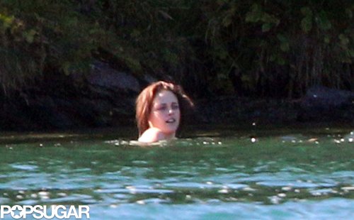 Kristen Stewart Strips Down on Set! Kristen Stewart Strips Down on Set!