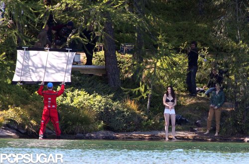 Kristen Stewart Strips Down on Set! Kristen Stewart Strips Down on Set!