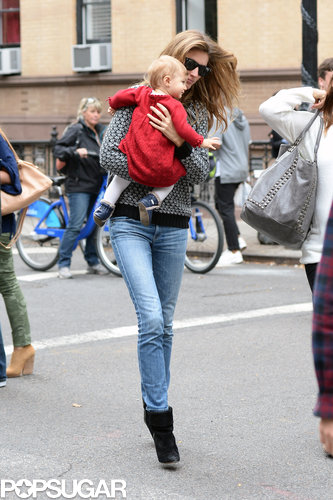 Gisele Bündchen and her baby daughter, Vivian Brady, spent an afternoon together in NYC.
Gisele Bündchen and her baby daughter, Vivian Brady, spent an afternoon together in NYC.