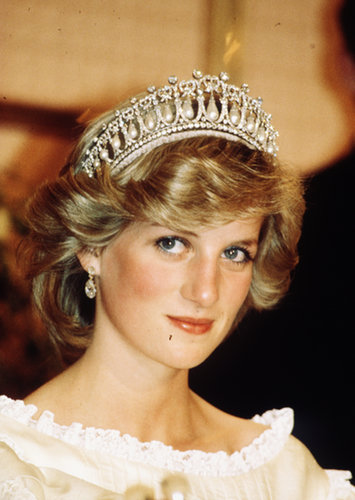 Looking every bit a princess, Diana was gorgeous with her face-framing waves.
Looking every bit a princess, Diana was gorgeous with her face-framing waves.