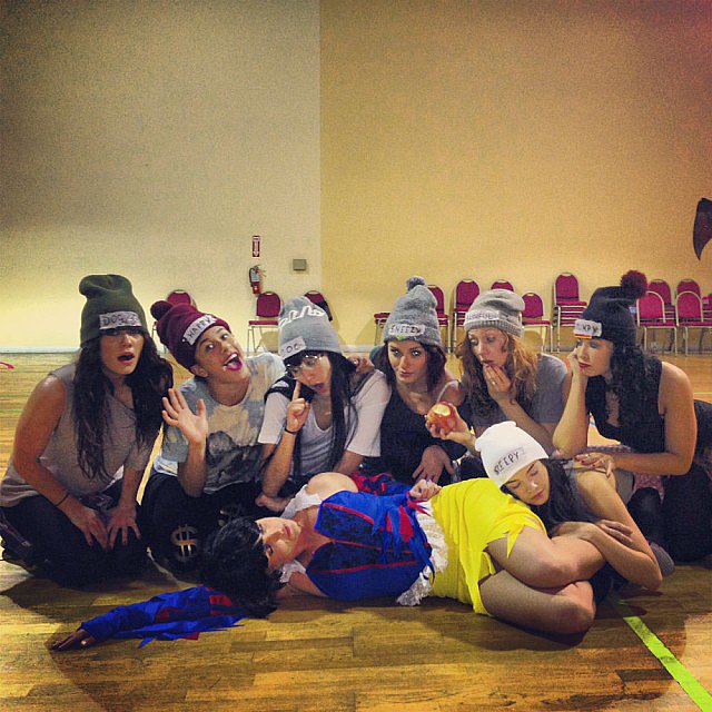 Britney Spears dressed as Snow White while her dancers played the Seven Dwarves — she even ate a poisoned apple.
Source: Instagram user britneyspears
Britney Spears dressed as Snow White while her dancers played the Seven Dwarves — she even ate a poisoned apple.
Source: Instagram user britneyspears