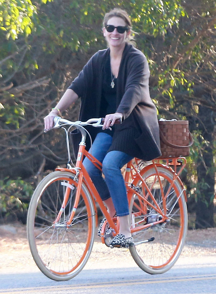 Julia Roberts Takes Her Brood For a Spin Julia Roberts Takes Her Brood For a Spin