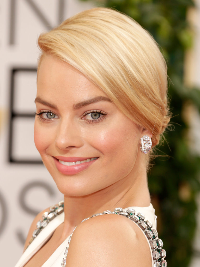 Margot Robbie accessorized with major diamond earrings.
Margot Robbie accessorized with major diamond earrings.