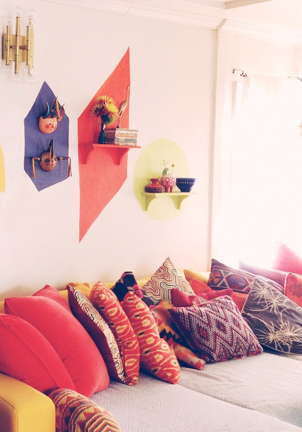 Keeping with the eclectic vibe, Turkish fabrics fill the space. We love how accents and accessories become a focal point displayed within painted geometric designs.
Source: Justina Blakeney
Keeping with the eclectic vibe, Turkish fabrics fill the space. We love how accents and accessories become a focal point displayed within painted geometric designs.
Source: Justina Blakeney