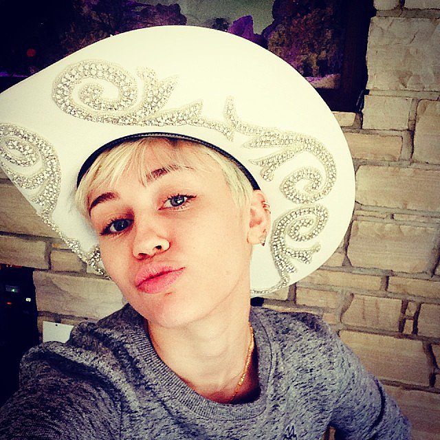 http://media2.onsugar.com/files/2014/02/05/926/n/1922398/910ea3d754e3a22b_8.jpg.xxxlarge/i/Miley-Cyrus-took-selfie-dopest-gift-all-time.jpg