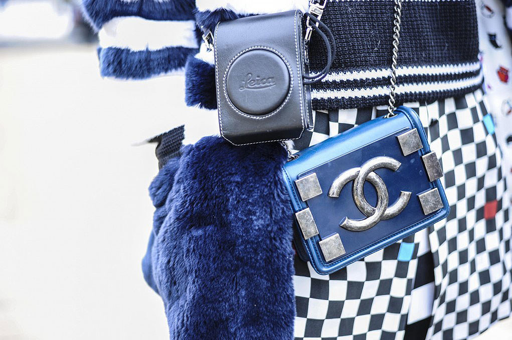 Isn't it just perfect when your little blue Chanel bag matches your cozy blue gloves?!
Source: Gorunway 
