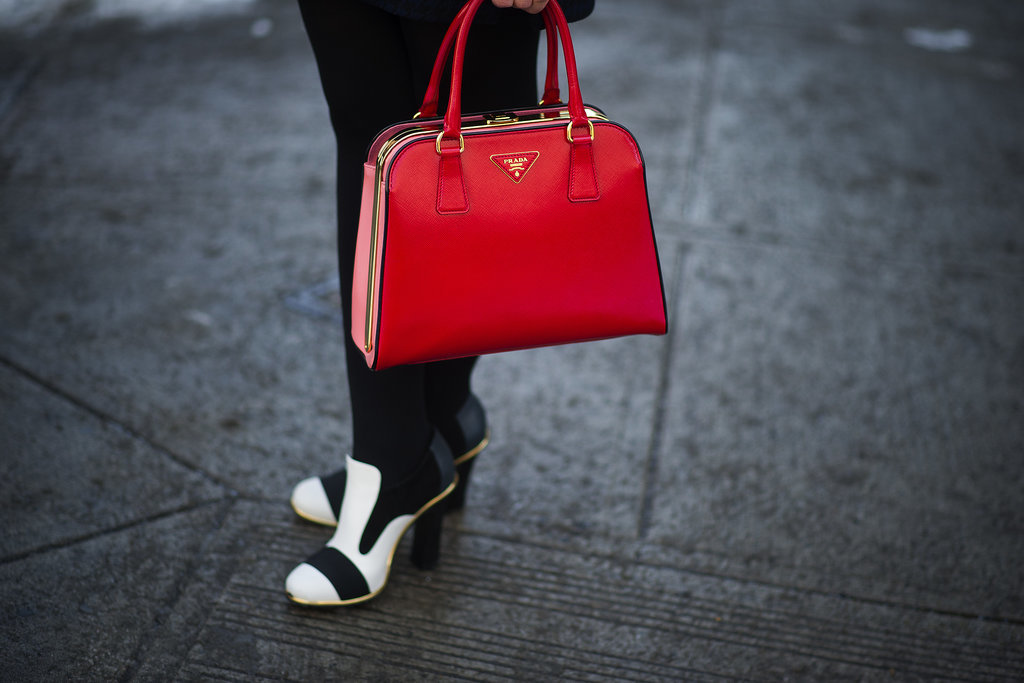 Red Prada met black and white heels.
Red Prada met black and white heels.