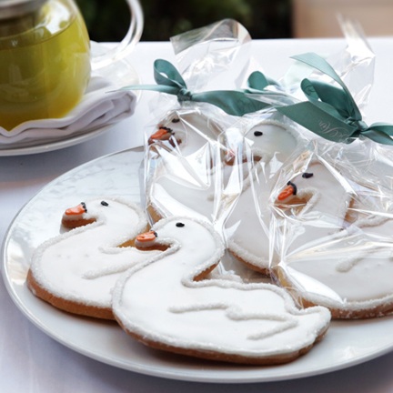 Bake a Bit of Romantic Hollywood With Sweet Swan Cookies