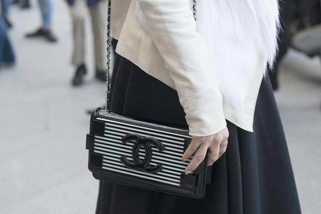 She stayed color coordinated with a black and white Chanel Lego clutch.
She stayed color coordinated with a black and white Chanel Lego clutch.