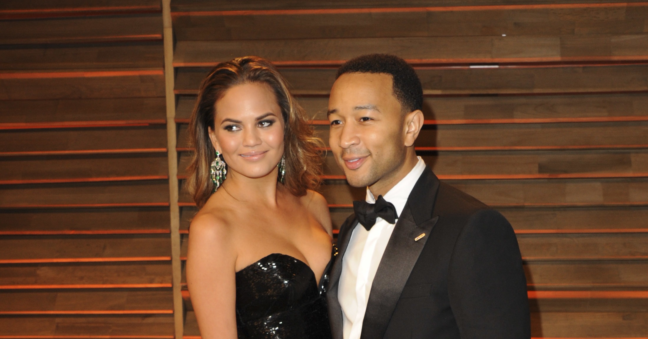 Chrissy Teigen And Her Husband John Legend Looked Incredible Couples Get Cozy At Vanity 4770