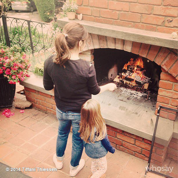 Harper Smith and Tiffani Thiessen used some chilly weather as an opportunity to toast some marshmallows.
Source: Instagram user tathiessen
Harper Smith and Tiffani Thiessen used some chilly weather as an opportunity to toast some marshmallows.
Source: Instagram user tathiessen