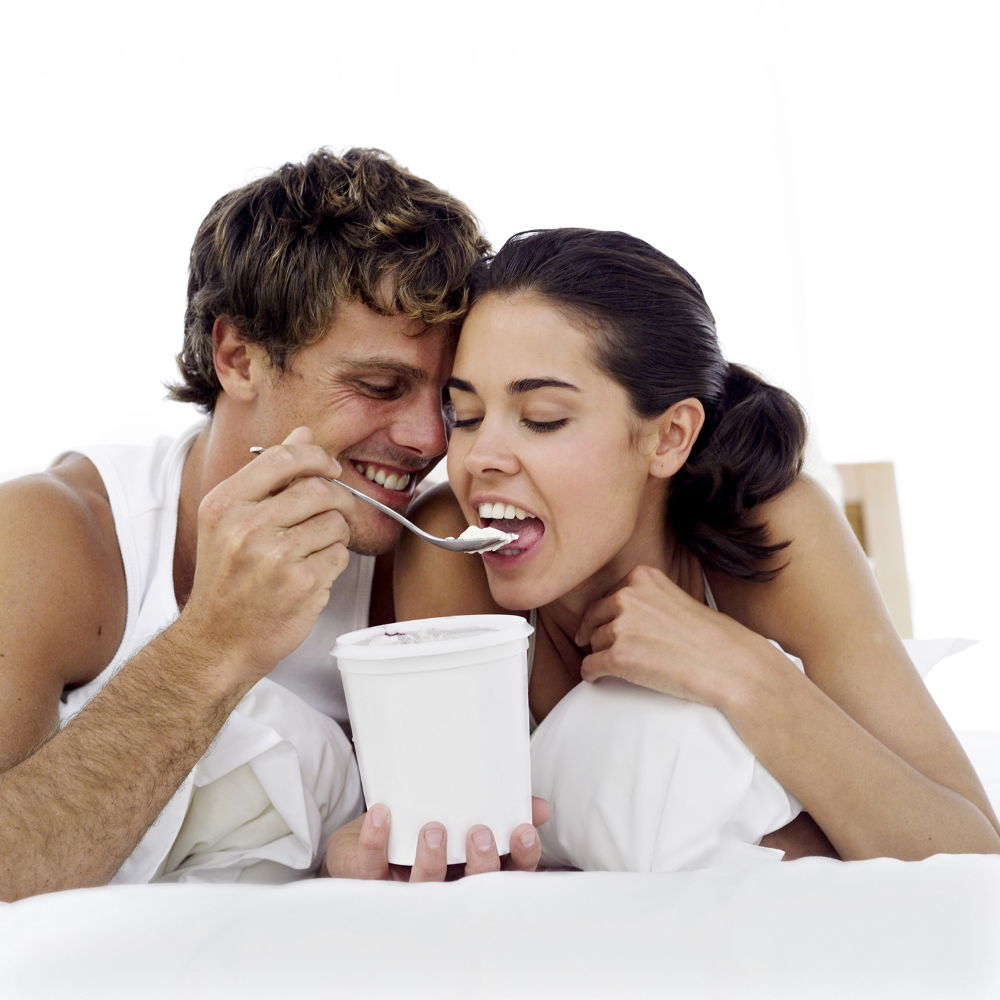 Мужчина и женщина едят мороженое