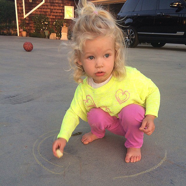 Maxwell Johnson ushered in Spring with some sidewalk chalk and a sweater her mom designed.
Source: Instagram user jessicasimpson
Maxwell Johnson ushered in Spring with some sidewalk chalk and a sweater her mom designed.
Source: Instagram user jessicasimpson