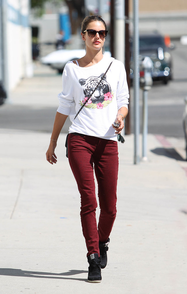 Hey, we've seen that sweatshirt before! This time she wore it with dark red jeans and sneakers.
Hey, we've seen that sweatshirt before! This time she wore it with dark red jeans and sneakers.