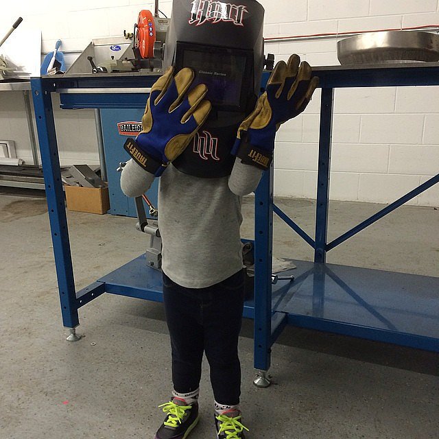 Willow Hart was ready to weld with her dad, Carey.
Source: Instagram user hartluck
Willow Hart was ready to weld with her dad, Carey.
Source: Instagram user hartluck