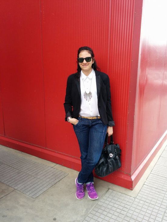 jeans, zapatillas, satchel complementos para un look sporty-chic