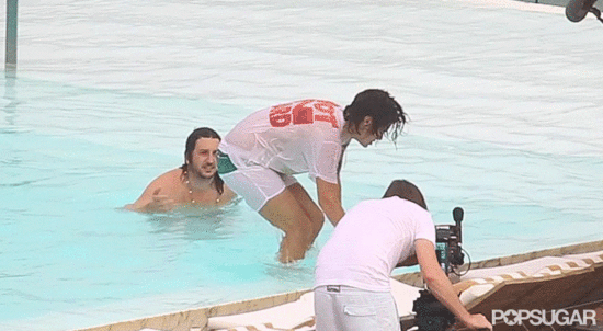 You'll Flip Out Over These Harry Styles Poolside Pictures You'll Flip Out Over These Harry Styles Poolside Pictures