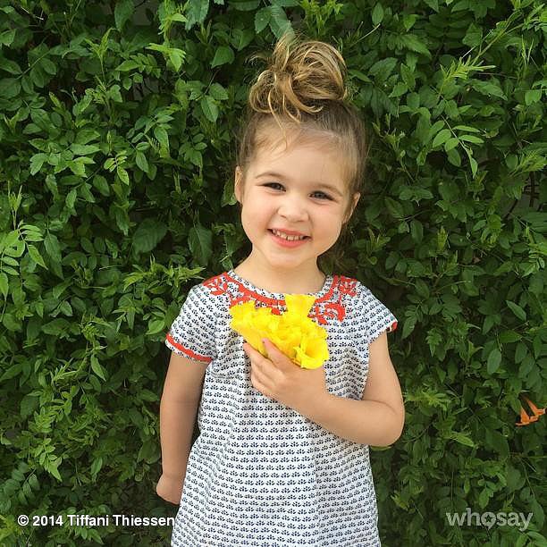 Harper Smith was ready to give mom Tiffani Thiessen a bouquet of flowers on Mother's Day.
Source: Instagram user tathiessen
Harper Smith was ready to give mom Tiffani Thiessen a bouquet of flowers on Mother's Day.
Source: Instagram user tathiessen