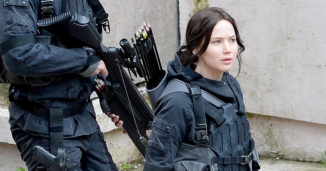 Jennifer Lawrence On The Hunger Games Mockingjay Set Popsugar Celebrity