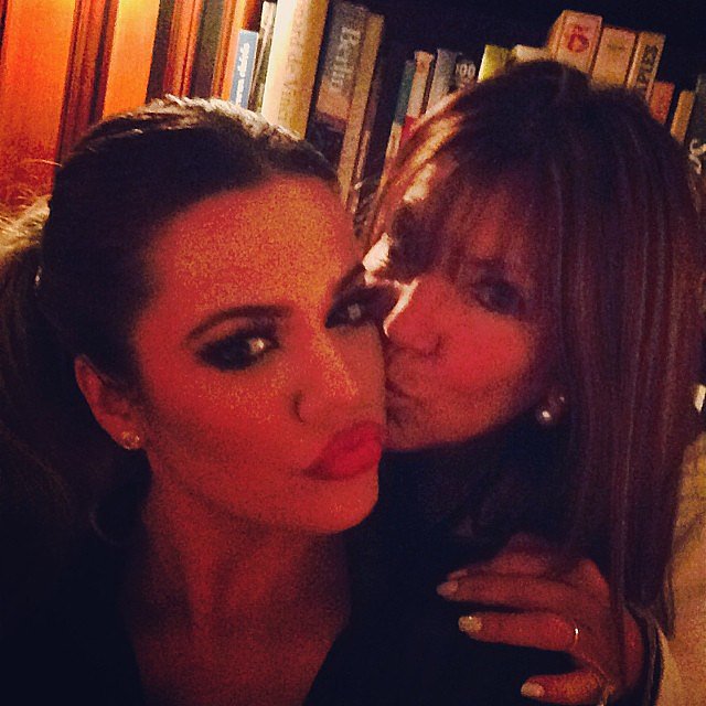 Khloé got a kiss from her Aunt Shelli. 
Source: Instagram user khloekardashian
