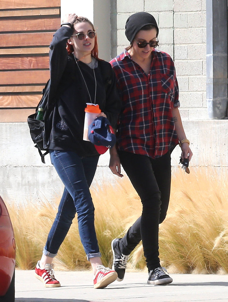 Kristen Stewart Catches Up With a Familiar Friend Before Catching a Flight Kristen Stewart Catches Up With a Familiar Friend Before Catching a Flight