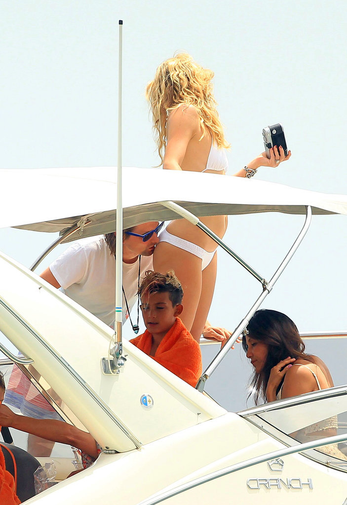 Kate Hudson Gets a Sexy Bikini Kiss From Matthew Bellamy Kate Hudson Gets a Sexy Bikini Kiss From Matthew Bellamy