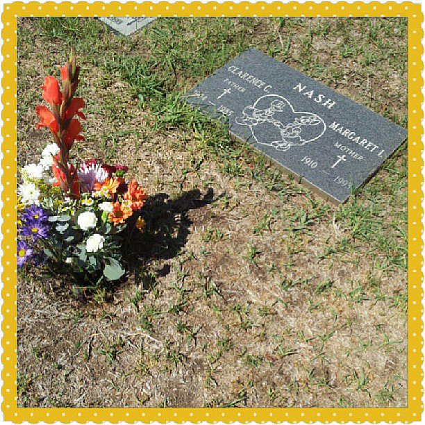 The Voice Actor For Donald Duck Shares a Grave With His Wife, and It Has a Photo of Donald and Daisy Duck Holding Hands The Voice Actor For Donald Duck Shares a Grave With His Wife, and It Has a Photo of Donald and Daisy Duck Holding Hands