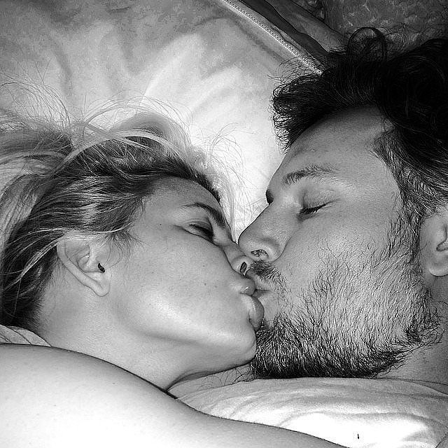 Jessica and Eric kissed for the camera in this February 2014 Instagram snap.
Source: Instagram user jessicasimpson
Jessica and Eric kissed for the camera in this February 2014 Instagram snap.
Source: Instagram user jessicasimpson