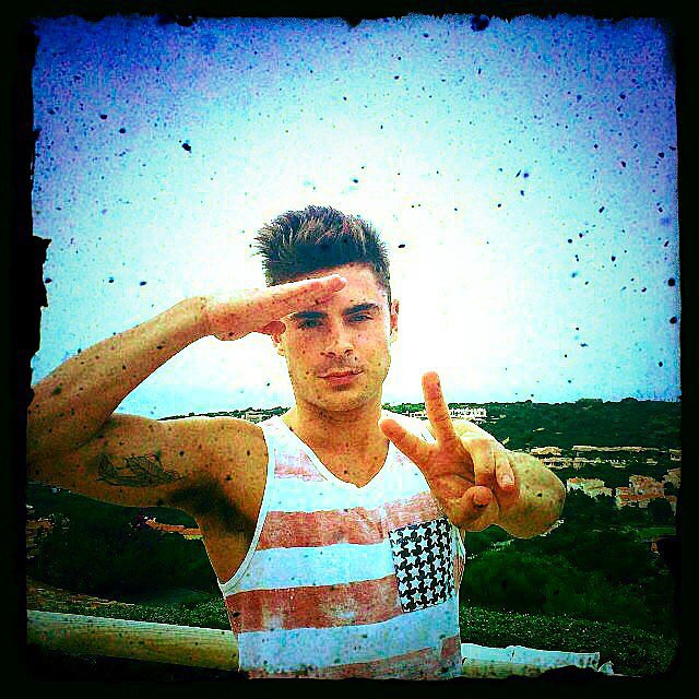 Zac Efron flashed a peace sign (and his biceps).
Source: Instagram user zacefron
Zac Efron flashed a peace sign (and his biceps).
Source: Instagram user zacefron