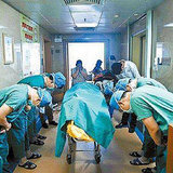 Photo of Chinese Doctors Bowing to 11-Year-Old Boy Photo of Chinese Doctors Bowing to 11-Year-Old Boy