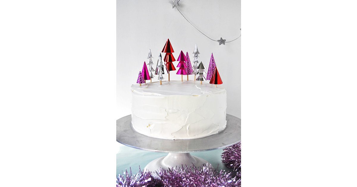 We can't stop swooning over these Christmas-tree cake toppers made