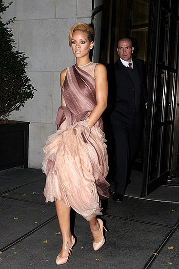 Rihanna leaves her New York Hotel
