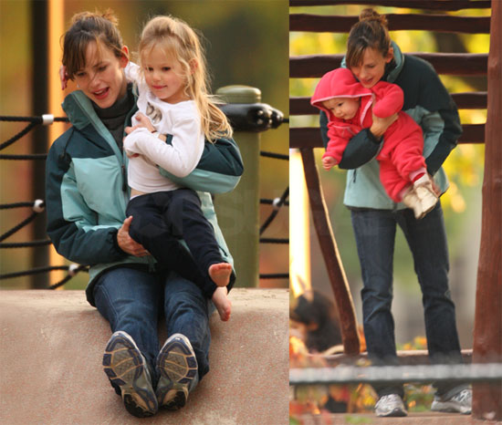 Photos of Jennifer Garner and The Girls at the Park 2009-10-21 19:58:57 Photos of Jennifer Garner and The Girls at the Park 2009-10-21 19:58:57