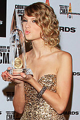 Link Time! Taylor Swift Wins Entertainer of the Year at the CMAs