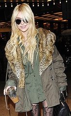 Gossip Girl Actress Taylor Momsen in Olive Green Jacket With Fur Collar and Aviators Gossip Girl Actress Taylor Momsen in Olive Green Jacket With Fur Collar and Aviators