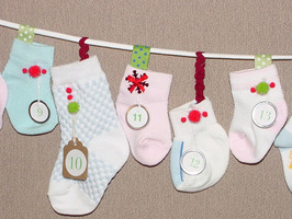 A clothesline hung with baby socks stores tiny treats in this advent calendar.
A clothesline hung with baby socks stores tiny treats in this advent calendar.