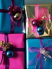Cool Idea: Wrapping With Ornaments Cool Idea: Wrapping With Ornaments