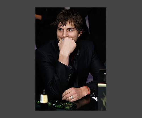 8. Ashton Kutcher Explains Twitter to Kelly Ripa 8. Ashton Kutcher Explains Twitter to Kelly Ripa