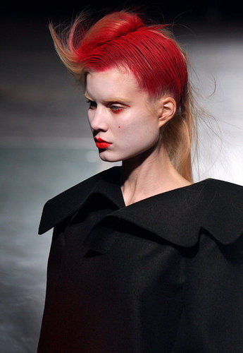 Yohji Yomamoto Fall 2009: "Bloody" Beauties Yohji Yomamoto Fall 2009: "Bloody" Beauties