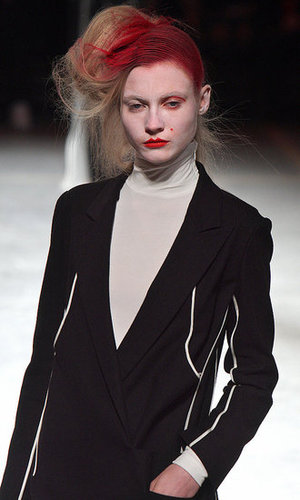 Yohji Yomamoto Fall 2009: "Bloody" Beauties Yohji Yomamoto Fall 2009: "Bloody" Beauties